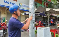 TP Hồ Chí Minh: Xử phạt nam thanh niên 1,5 triệu đồng vì dán quảng cáo bẩn