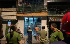 Xuyên đêm phá tường giải cứu nam thanh niên kẹt trong khe hở giữa hai nhà dân