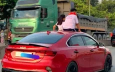 Xử phạt tài xế để 2 trẻ em ngồi trên nóc xe ô tô khi đang lưu thông