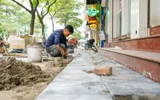 Vỉa hè Hà Nội nhộn nhịp "thay áo mới" dịp cuối năm