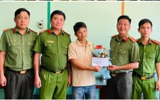 Hai người đàn ông quyết truy bắt tên trộm dù bị chống trả