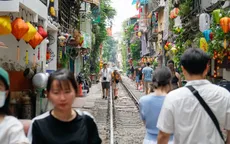 Khách du lịch vẫn bất chấp nguy hiểm, tạo dáng chụp ảnh ở phố "cà phê đường tàu"
