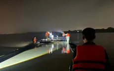 Bắt quả tang tàu khai thác cát trái phép trên sông Hồng