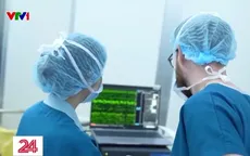 Vừa phẫu thuật não vừa nghe bác sĩ nói