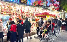 Phố Hàng Mã đông đúc trước Noel, tiểu thương treo biển thu phí khách chụp hình