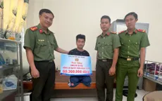 Thăm, tặng quà Đại úy Công an mất 2 chân khi đấu tranh chống "cát tặc"