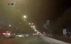 Xe ô tô đâm thẳng vào rào chắn xây dựng công trình