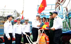 Quân chủng Hải quân thăm, tặng quà ngư dân, con ngư dân được nhận đỡ đầu