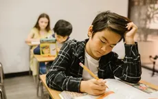 Học qua máy tính, điện thoại kém hiệu quả hơn sách giấy