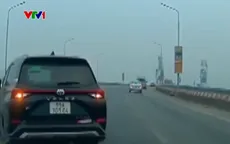 Ô tô xem thường luật ngang nhiên quay đầu xe trên cầu