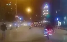 Tài xế ô tô nhường đường, hỗ trợ người khuyết tật qua đường