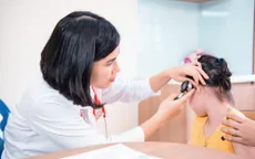 Bé gái gặp biến chứng do viêm mũi họng kéo dài