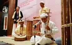 Người dân thích thú trải nghiệm nhạc cụ dân tộc Chăm tại Văn Miếu - Quốc Tử Giám (Hà Nội)