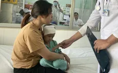 Phẫu thuật lấy khối máu tụ to bằng quả cam trong não bé gái 4 tuổi