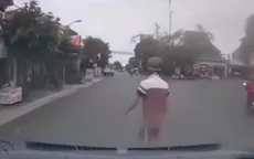Qua đường không quan sát, nam thanh niên bị ô tô húc văng