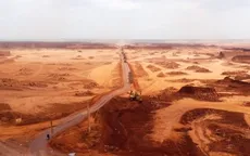 Huy động xe cứu hỏa tưới nước để hạn chế bụi từ dự án sân bay Long Thành