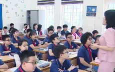 Học sinh tập thể dục ở hành lang, phải nghỉ học luân phiên vì quá tải trường lớp