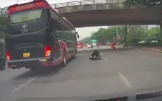 Cô gái thoát chết trong gang tấc khi ngã trước đầu xe khách