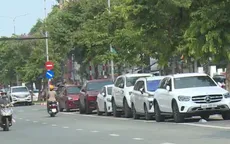 Lòng đường, vỉa hè biến thành... bãi giữ xe