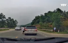 Ô tô "vô tư" dừng giữa đường cao tốc