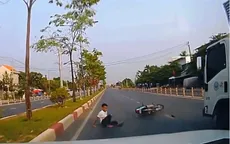 Đi sai làn, người lái xe máy va chạm với xe tải, ngã lăn xuống đường