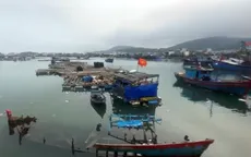 Xác tàu đắm nằm chờ dự án nạo vét cửa biển Sa Huỳnh