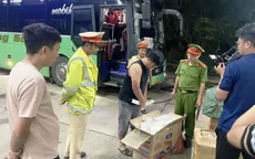 Bắt vụ vận chuyển gần 10.000 bao thuốc lá lậu trên quốc lộ