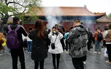 "Khát" việc làm, giới trẻ Trung Quốc đi chùa cầu may
