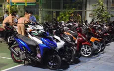 Hàng loạt xe máy đậu đỗ tràn lan tại phố đi bộ Nguyễn Huệ bị đưa về Công an phường