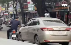 Trông xe giá "trên trời" trước cổng bệnh viện