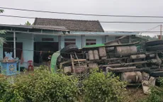 Xe container mất lái lao vào nhà dân ở Quảng Trị