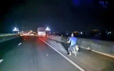 Xe cứu thương hộ tống người đi xe máy rời khỏi cao tốc