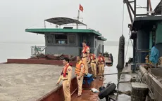 CSGT bắt quả tang tàu hút cát trái phép trên sông Hồng