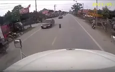 Ô tô đang di chuyển, bánh xe bất ngờ văng ra ngoài