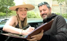 Amber Heard vẫn ký tặng cho người hâm mộ dù đã "bỏ" Hollywood