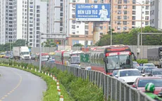 Cửa ngõ Thủ đô đông nghẹt, người và xe ì ạch nhích từng bước