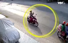 Người phụ nữ gây tai nạn vì vừa lái xe máy vừa ''cắm mặt'' vào điện thoại