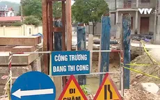 Chậm xây cầu khiến hàng trăm hộ dân đi lại khó khăn