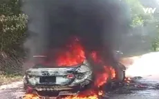5 người thoát nạn trong vụ cháy ô tô