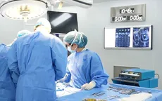 Bé trai tiểu ngồi do dị tật bẩm sinh