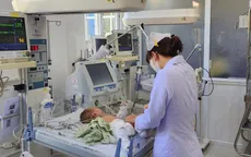 Bé gần 3 tháng tuổi bị bạo hành dã man đã tự thở, có dấu hiệu hồi phục