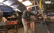 100 tuổi vẫn đam mê phục chế xe cổ