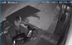Đập cửa kính siêu thị trộm cắp rồi vái lạy trước khi bỏ đi