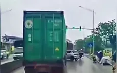 Ô tô con bị đâm trúng khi đi vào điểm mù container