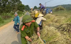 Công an xuống ruộng giúp nông dân "chạy lúa"