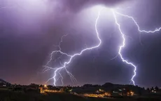 2 người đang đi trên đường bị sét đánh thương vong