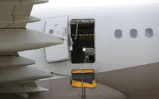Người tự mở cửa thoát hiểm máy bay đối mặt mức án 10 năm tù
