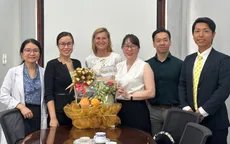 CEO BioGaia Thụy Điển và đại diện BioVågen: Tặng quà cho các bé sinh non tại Bệnh viện Từ Dũ
