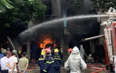Cháy lớn tại cửa hàng sửa chữa lốp ô tô ở Hà Nội