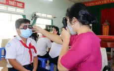 Khám mắt định kỳ cho trẻ để phát hiện sớm cận thị học đường
